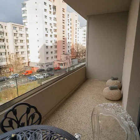 With View & Large Balcony Апартаменти Бухарест