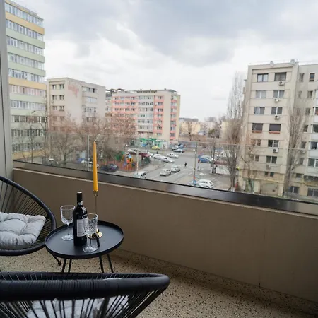 With View & Large Balcony Апартаменти Бухарест