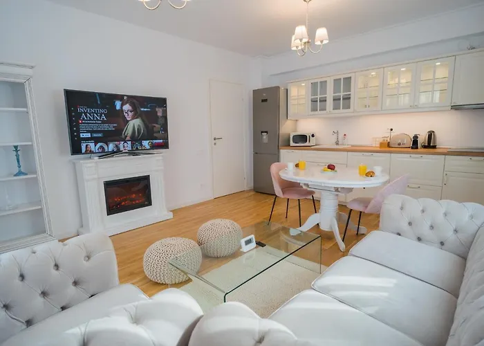 With View & Large Balcony شقة *