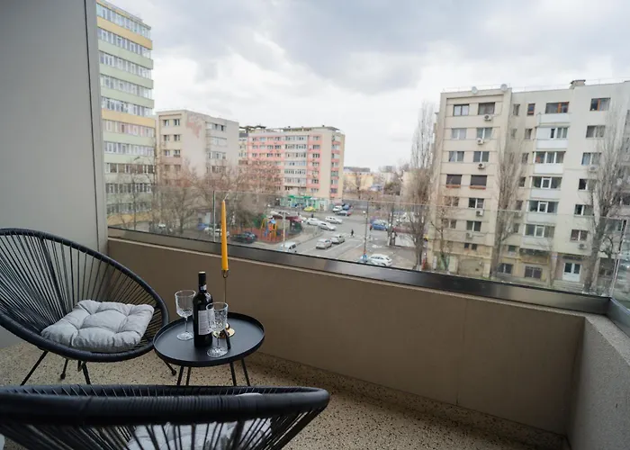With View & Large Balcony Апартаменти Бухарест