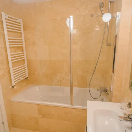 Lägenhet With View & Large Balcony